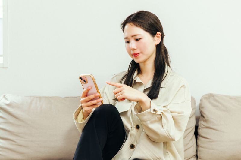 自宅でスマホを使う女性
