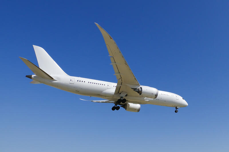 青空を飛ぶ白い旅客機