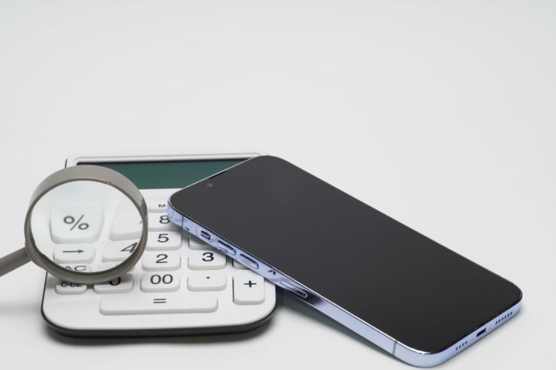 スマホと電卓で通信費を計算する（イメージ写真）